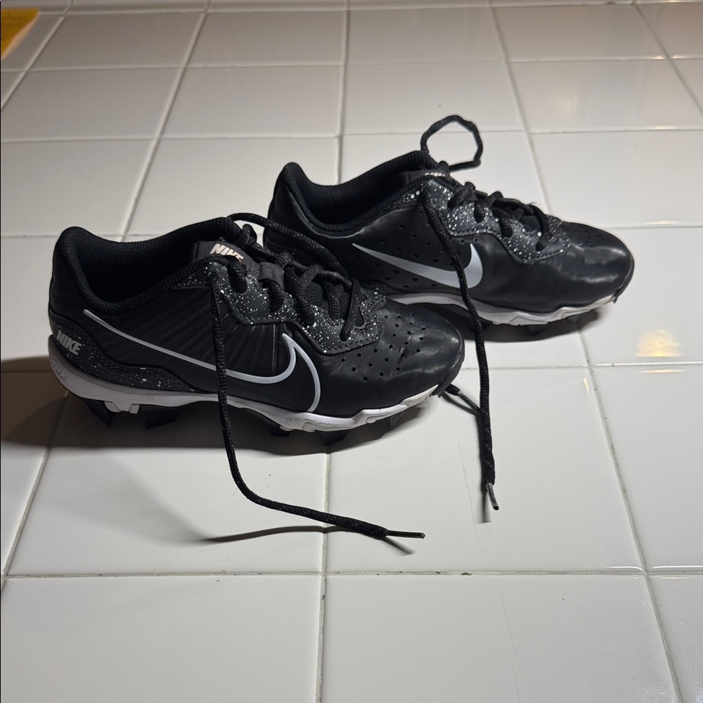 Nike Kids Black and White Baseball cleats. Great condition